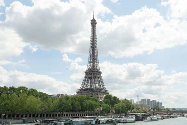 Париж, Франція - 02 червня 2018: вид на Ейфелеву вежу і Siene річка в Парижі. — стокове фото