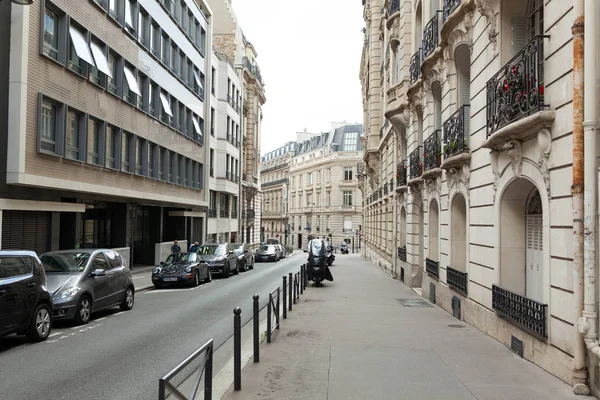 Мотоцикли і мопеди вулиці парковка у Сонячний літній день в Парижі, у Франції може 2018 — стокове фото