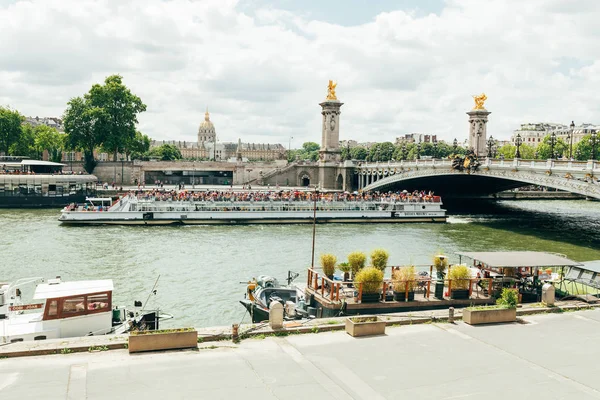 Paryż Francja 02 czerwca 2018 r.: Pont Alexandre Iii bridgethe najbardziej ozdobny, ekstrawaganckie most w Paryżu — Zdjęcie stockowe