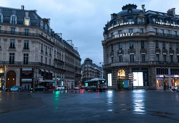 Paris, Frankrijk - 01 juni 2018. Mening van de straat van Parijs met traditionele Franse gebouw gevels onder zomer avondzon stralen. Parijse avenue zonsondergang. — Stockfoto