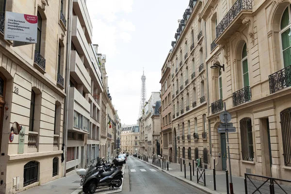 Мотоцикли і мопеди вулиці парковка у Сонячний літній день в Парижі, у Франції може 2018 — стокове фото