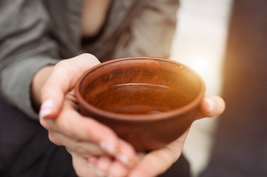 Bitkisel çay fincan tutan kadın portre görünümü