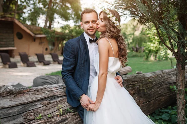 Noiva e noivo no dia do casamento andando ao ar livre na natureza de verão. Casal nupcial, mulher recém-casada feliz e homem abraçando no parque verde. Casal de amor ao ar livre. Noiva e noivo — Fotografia de Stock