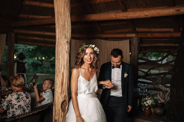 Ευτυχισμένη νύφη και γαμπρός και ο πρώτος τους χορός, γάμος στο κομψό εστιατόριο με υπέροχο φως και ατμόσφαιρα — Φωτογραφία Αρχείου