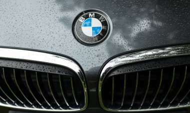 Crozon, Fransa - 29 Mayıs 2018: Bmw motor şirketi rozet siyah bir araba önden. Bir Alman otomobil, motosiklet ve 1916 yılında kurulan şirket üretim motor BMW olduğunu