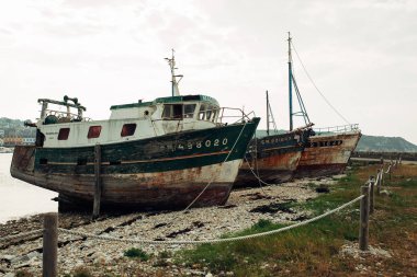 Camaret-sur-Mer, Finistère, Brittany, Fransa 29 Mayıs 2018 balıkçı tekneleri Gemi mezarlığında virane