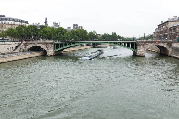 Paris, Francja - 01 czerwca 2018 r.: Widok na most Dam kwiatowym, w pobliżu Sekwany. Europa Francja Paryż. — Zdjęcie stockowe