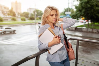 Hevesli ciddi güzel genç kız yığın kitap kampüs yaşam tarzı pozitifliği Üniversitesi mezun akademik ayakta tutan