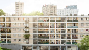 Paris Fransa 02 Haziran 2018: eski konut ve mavi gökyüzü. Orada bir sürü eski buildingsin Paris