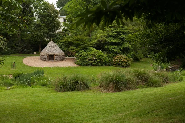 Foto de una yurta en el jardín botánico Le Vallon du Stang Alar Brest Francia Mayo 2018 — Foto de Stock