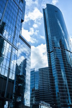 Arka plan bulut gökyüzü ile mimari detay mavi camlar