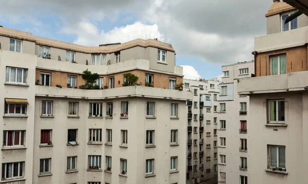 Os antigos edifícios residenciais e o céu azul. Há muitos edifícios antigos em Paris. — Fotografia de Stock