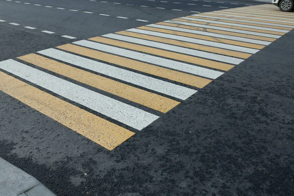 Novo bacground pedestre branco e amarelo na cidade — Fotografia de Stock