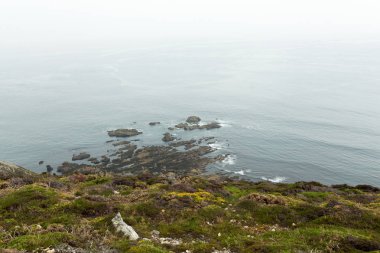 Yaz Atlantik kayalık sahil uçurumun kıyısında ve okyanus sörf dalgalar üzerinde büyük taşlı kaya düşmesi görüntüleyin. Crozon, Fransa görünümü Memorial deniz Havacılık keçi Cape May 2018 yakınındaki