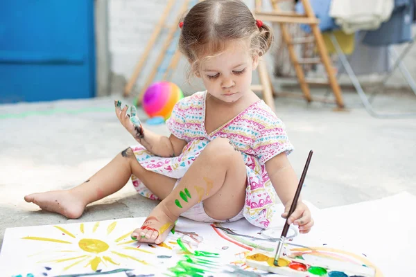 Retrato de pintura menina loira, verão ao ar livre . — Fotografia de Stock