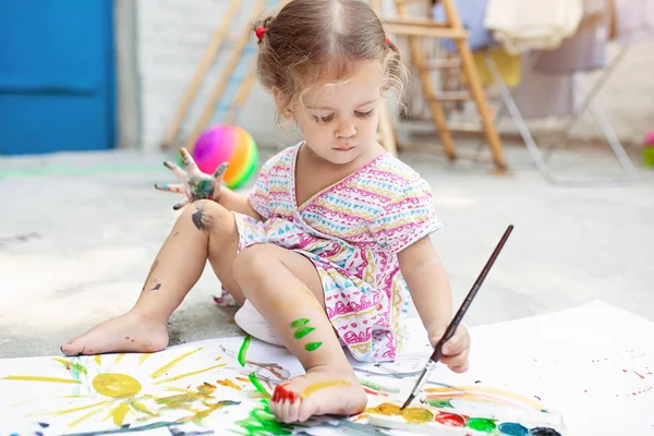 Porträt eines kleinen blonden Mädchens beim Malen, Sommer im Freien. — Stockfoto