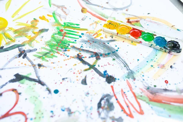 Kinder malen in bunten Farben. Schließen, Draufsicht. Unterhaltung für Kinder, Familienfreizeit — Stockfoto