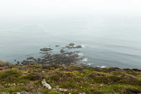 Été Atlantique vue sur la côte rocheuse Grande chute de pierres sur la côte du précipice et les vagues de surf de l'océan. Crozon, France Vue près du Mémorial Aviation navale Cap de la Chèvre Mai 2018 — Photo