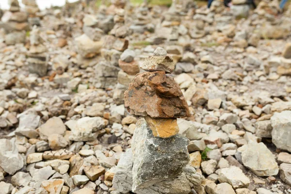 Des pierres empilées l'une sur l'autre. Instalation près du Mémorial de l'aviation navale Cap de la Chèvre, France — Photo