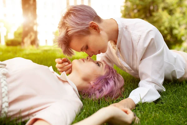 Feliz pareja lésbica juguetona en el amor compartir tiempo juntos concepto de amistad de las mujeres con las niñas pareja divertirse en la ropa de moda al aire libre ocio de verano . — Foto de Stock