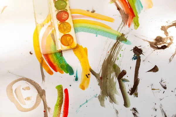 Kinderzeichnung in bunten Farben. Schließen, Draufsicht. Unterhaltung für Kinder, Familienfreizeit — Stockfoto