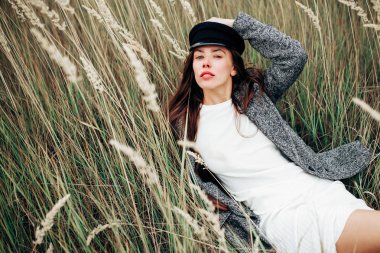 Çok kahverengi saçlı kadın alanında yalan