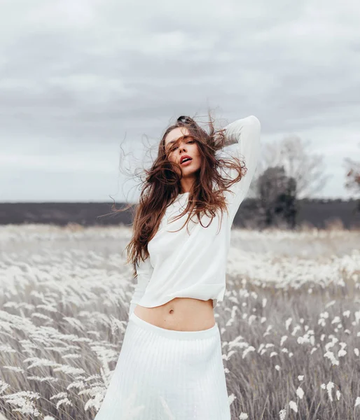 若い可愛い畑に小麦で立っている茶色の髪の女性 — ストック写真