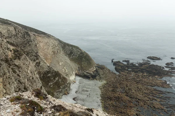 Été Atlantique vue sur la côte rocheuse Grande chute de pierres sur la côte du précipice et les vagues de surf de l'océan. Crozon, France Vue près du Mémorial Aviation navale Cap de la Chèvre Mai 2018 — Photo