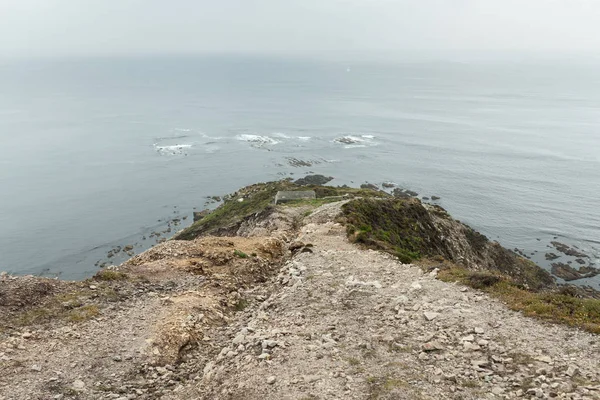 Été Atlantique vue sur la côte rocheuse Grande chute de pierres sur la côte du précipice et les vagues de surf de l'océan. Crozon, France Vue près du Mémorial Aviation navale Cap de la Chèvre Mai 2018 — Photo