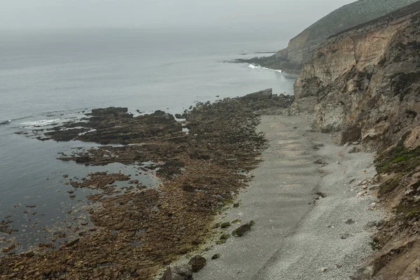 Été Atlantique vue sur la côte rocheuse Grande chute de pierres sur la côte du précipice et les vagues de surf de l'océan. Crozon, France Vue près du Mémorial Aviation navale Cap de la Chèvre Mai 2018 — Photo