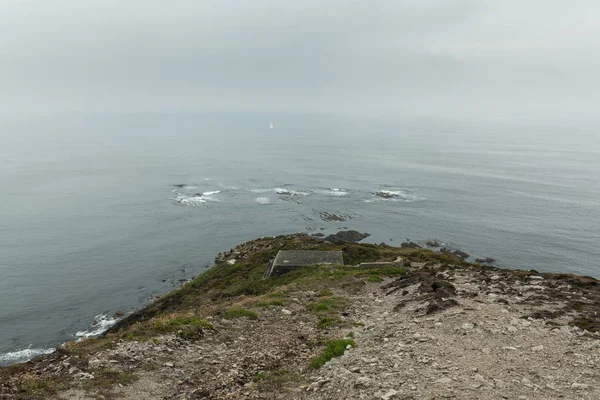 Letní skalnatého pobřeží Atlantiku zobrazit velké kamenné padající kamení na propasti pobřeží a ocean surf vlny. Crozon, Francie pohled poblíž památník námořní letectví Cape koza května 2018 — Stock fotografie