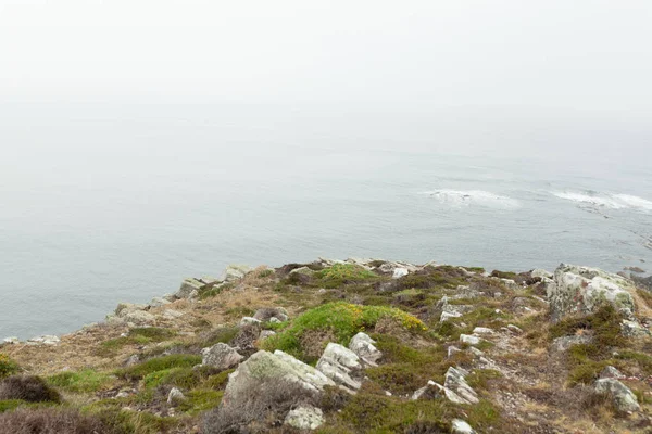 Été Atlantique vue sur la côte rocheuse Grande chute de pierres sur la côte du précipice et les vagues de surf de l'océan. Crozon, France Vue près du Mémorial Aviation navale Cap de la Chèvre Mai 2018 — Photo