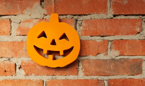 Halloween citrouille fermer sur le fond du mur de briques — Photo
