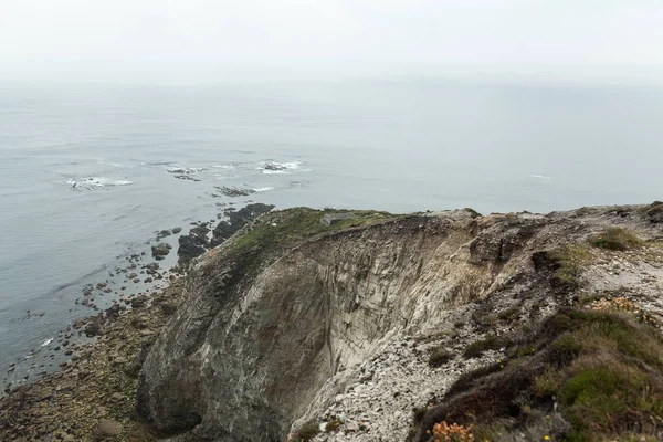 Yaz Atlantik kayalık sahil uçurumun kıyısında ve okyanus sörf dalgalar üzerinde büyük taşlı kaya düşmesi görüntüleyin. Crozon, Fransa görünümü Memorial deniz Havacılık keçi Cape May 2018 yakınındaki — Stok fotoğraf