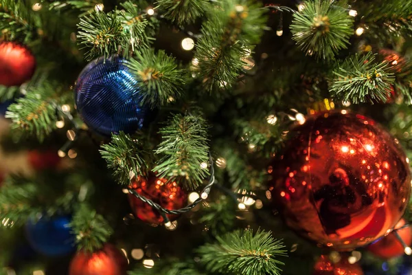 Primer plano del árbol de Navidad con adornos Fotos de stock