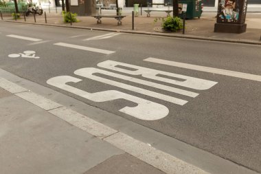 Paris, Fransa 02 Haziran, 2018: otobüs işaret üstünde belgili tanımlık yol