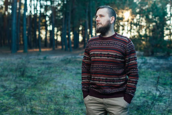 Портрет жестокий бородатый хипстер человек в лесу — стоковое фото