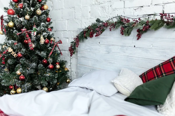 Neues Jahr Schlafzimmer Interieur. Bett mit gemütlichen Kissen — Stockfoto