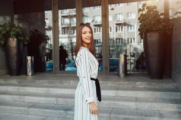 Verão ensolarado estilo de vida retrato de moda de jovem elegante mulher hipster com óculos de sol andando na rua, vestindo roupa da moda bonito desfrutar de seus fins de semana, viajar sozinho — Fotografia de Stock