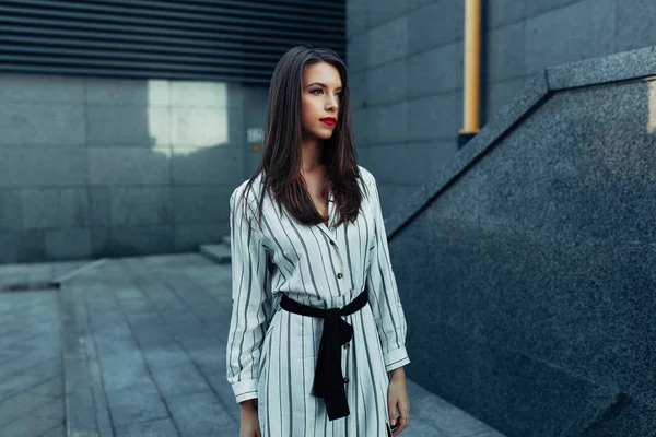 Lifestyle fashion portrait of young stylish hipster woman with sunglasses walking on the street, wearing cute trendy outfit enjoy her weekends, travel alone — Stock Photo, Image