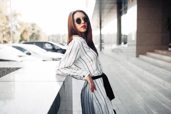 Estate stile di vita soleggiato ritratto di moda di giovane donna hipster elegante che cammina per strada, indossando carino vestito alla moda — Foto Stock