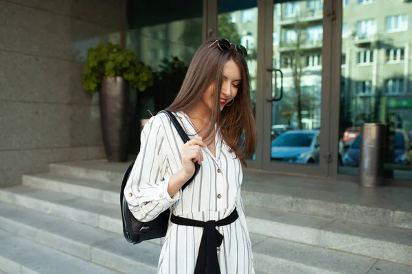 Verano estilo de vida soleado retrato de moda de la joven mujer hipster elegante caminando en la calle, usando lindo traje de moda — Foto de Stock