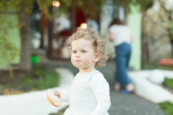 Mooi meisje haar snack bedrijf in de straat — Stockfoto