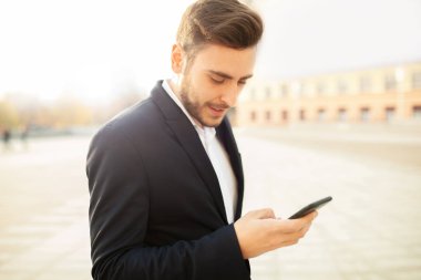 Bin yıllık iş adamı onun cep telefonu ekranına görünüyor. 