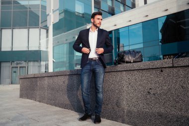 yakışıklı genç işadamı sakallı ve sokakta duran iş kıyafeti 