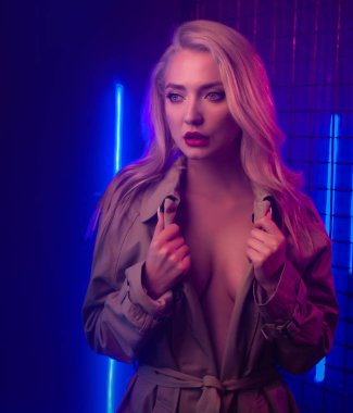 Şık bir model sanat fotoğrafı baştan çıkarıcı giyim kulüp spot renkli ışık neon ile moda.