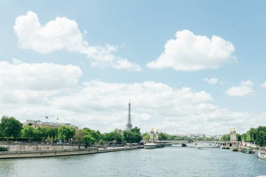 Paris, Fransa - 02 Haziran 2018: görünüm Eyfel Kulesi ve Paris, Fransa'da Siene Nehri.
