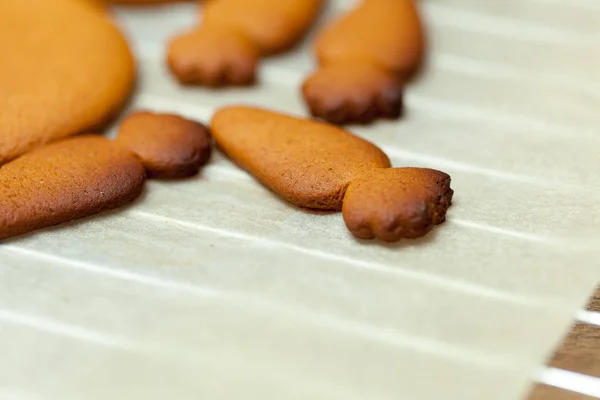 Primer plano de las manos femeninas haciendo galletas de masa fresca en casa — Foto de Stock