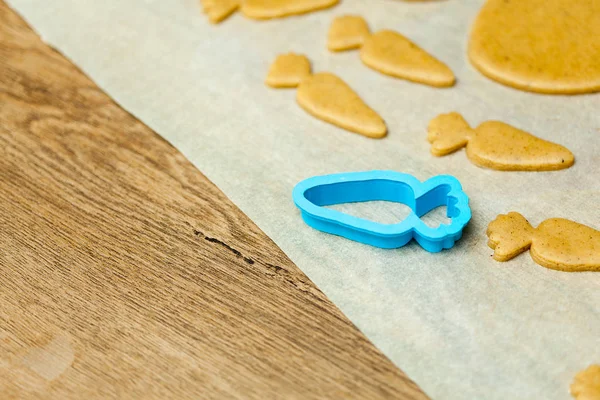 Nahaufnahme weiblicher Hände, die zu Hause Plätzchen aus frischem Teig backen — Stockfoto