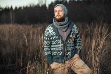 Hipster şık adam yan görünüm. O sonbahar sahada ayakta ve planya nereye